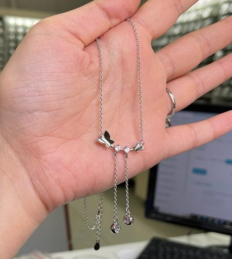 Kelebek Figürlü Taş Sallantılı Kolye