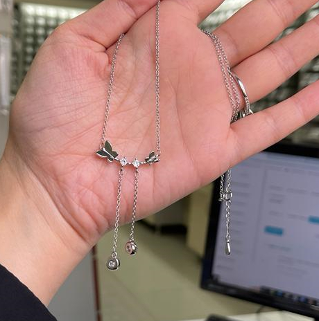Kelebek Figürlü Taş Sallantılı Kolye