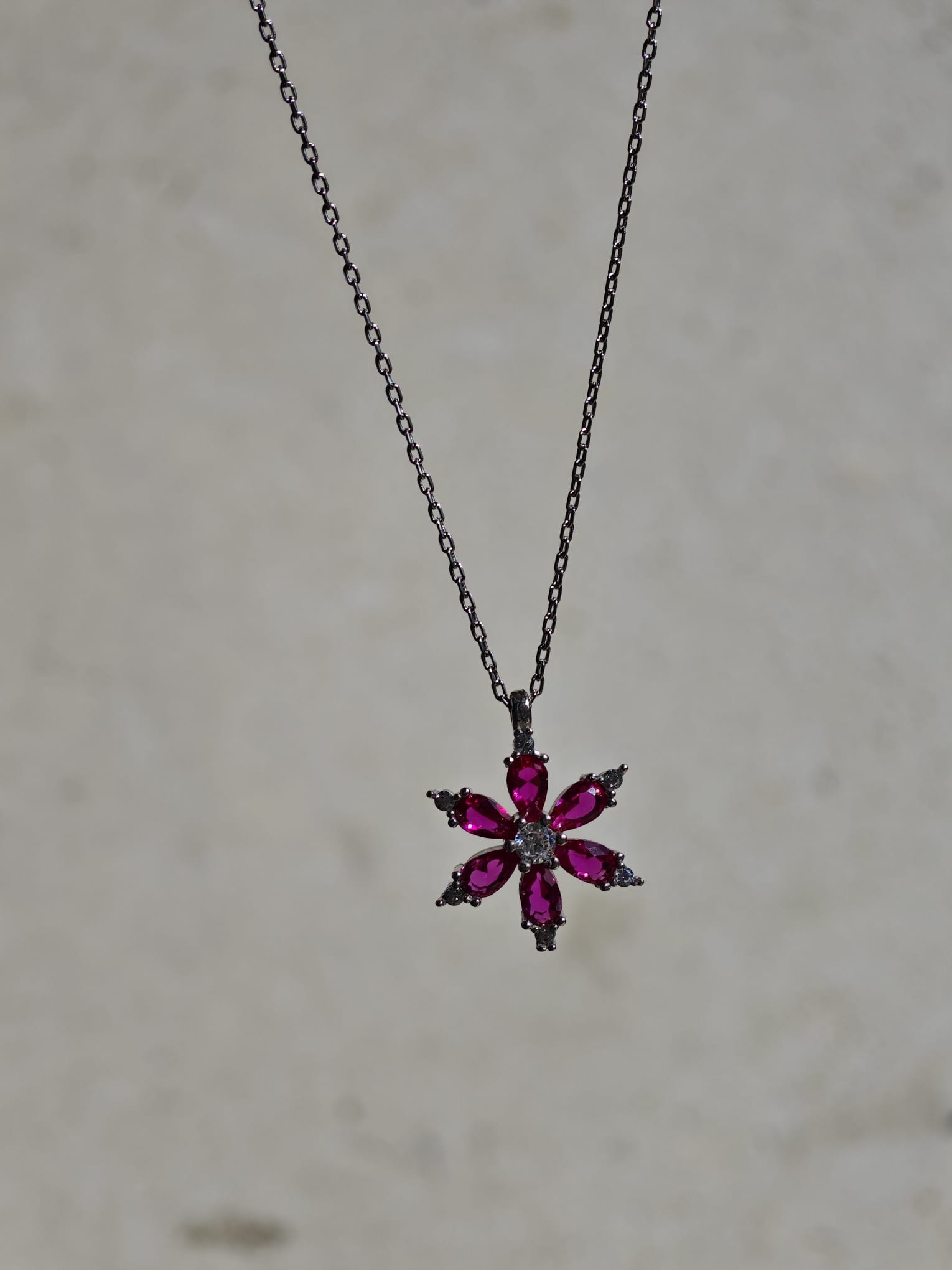 Koyu Pembe Taşlı Lotus Çiçeği Kolye