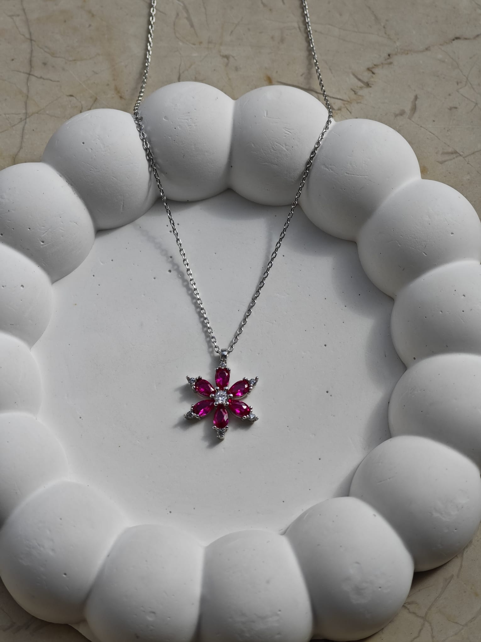 Koyu Pembe Taşlı Lotus Çiçeği Kolye